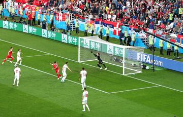 1-0. Aleksandar Mitrovic marcó el primer gol.