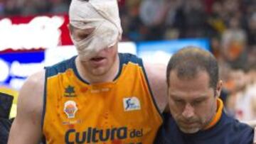 Luke Harangody se retira de la cancha con la cabeza vendada por un codazo involuntario de Pablo Aguilar