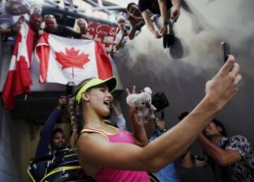 Eugenie Bouchard haciéndose un selfie. 