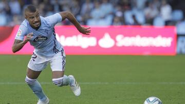 Rafinha realiza un gesto de esfuerzo con la mirada fijada en el balón durante el partido entre el Celta y el Athletic.