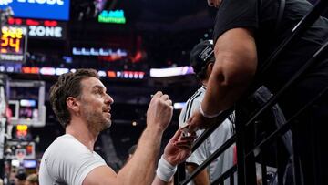 Pau Gasol firma aut&oacute;grafos durante un encuentro