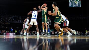 Melbourne (Australia), 14/08/2023.- Dante Exum of Australia (centre) shoots during a basketball match between Australia and Venezuela in Melbourne, Australia, 14 August 2023. (Baloncesto) EFE/EPA/JAMES ROSS AUSTRALIA AND NEW ZEALAND OUT