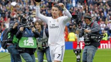 Cristiano es el actual Balón de Oro. Lo ofreció al Bernabéu el 25 de enero de 2014.