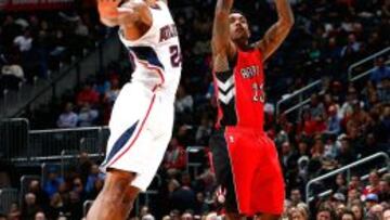 Kent Bazemore trata de taponar el triple de Louis Williams.