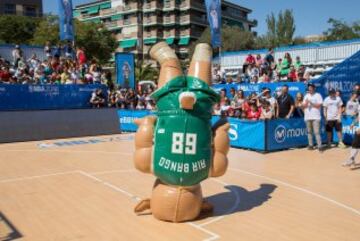 La mascota de los Milwaukee Bucks sorprendió a los más pequeños con sus bailes y piruetas. 