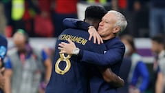 Tchouameni se abraza con Deschamps, en el partido ante Marruecos.