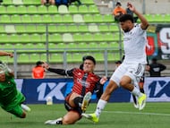 Futbol, Deportes Limache vs Colo Colo.
Fecha 1, Liga de Primera 2026.
El jugador de Colo Colo Maximiliano Romero, derecha, marca un gol contra Deportes Limache durante el partido de primera division disputado en el estadio Elias Figueroa de Valparaiso, Chile.
31/01/2026
Andres Pina/Photosport
Football, Deportes Limache vs Colo Colo.
1st turn, 2026 First Division League.
Colo Colo’s player Maximiliano Romero, right, scores against Deportes Limache during a first division match at the Elias Figueroa stadium in Valparaiso, Chile.
31/01/2026
Andres Pina/Photosport