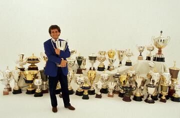 El profesor, cuatro veces campe車n del mundo (1985, 1986, 1989 y 1993) con McLaren y Williams. Gan車 51 grandes premios y rivaliz車 con Senna, como compa?ero de equipo en Woking marcando una 谷poca. Es uno de los pilotos m芍s laureados, aunque no siempre reconocido.