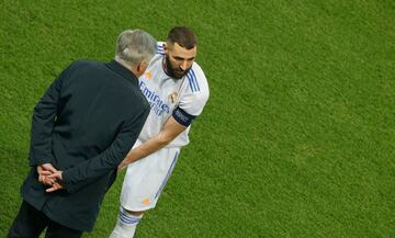 Ancelotti le da instrucciones a Benzema en la banda.