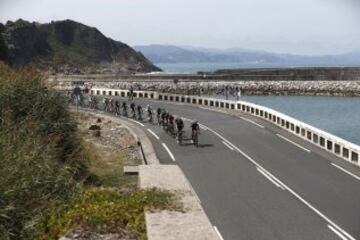 El pelotón durante la 13ª etapa de La Vuelta España.