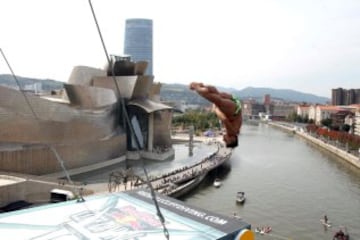 El clavadista mexicano Jonathan Paredes, durante los entrenamientos para las finales del 'Red Bull Cliff Diving 2015' de Bilbao, ante el Museo Guggenheim de la capital vizcaína.