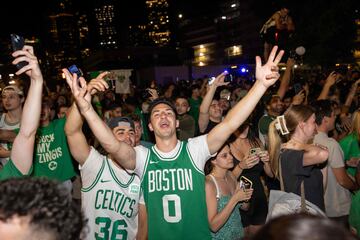 Aficionados de los Celtics celebran en las calles de Boston el título de su equipo. 