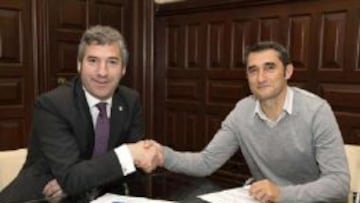 Valverde firmando su renovación
