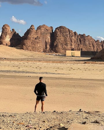 Cristiano Ronaldo y su novia, Georgina Rodríguez han realizad días atrás una romántica escapada al al desierto de Arabia Saudí. El complejo donde se han hospedado se llama Banyan Tree AlUla siendo uno de los destinos turísticos de Arabia Saudí más solicitados por personas de alto standing, ya que el precio por noche para dos personas oscina entre los 5.000 y los 10.000 euros.