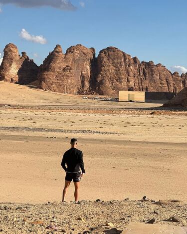 Cristiano Ronaldo y su novia, Georgina Rodríguez han realizad días atrás una romántica escapada al al desierto de Arabia Saudí. El complejo donde se han hospedado se llama Banyan Tree AlUla siendo uno de los destinos turísticos de Arabia Saudí más solicitados por personas de alto standing, ya que el precio por noche para dos personas oscina entre los 5.000 y los 10.000 euros.