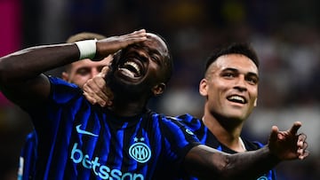 Marcus Thuram y Lautaro Martínez celebran un gol durante el partido de la Serie A contra el Torino.
