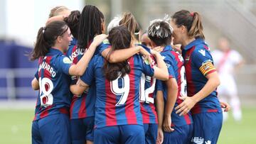 Las jugadoras del Levante UD femenino durante un partido.