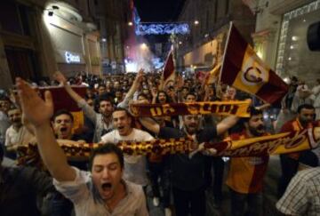 Fan芍ticos del equipo Galatasaray celebran, la Superliga de Campeones de Turqu赤a, en Estambul (Turqu赤a). El Galatasaray logr車 su vig谷simo t赤tulo de campe車n de la Liga turca, tras el empate (2-2) cosechado hoy por el Fenerbahce, segundo clasificado, en su visita al campo del Istanbul Basaksehir.