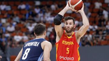 GRAF1800. NINGBO (CHINA), 27/08/2019.-El español Rudy Fernández (dch) y el argentino Nicolás Laprovittola durante el amistoso que ambas selecciones juegan, este martes, en la ciudad de Ningbó, donde preparan el Mundial de Balon