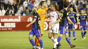 Jugadores del Albacete y Cádiz durante un partido.