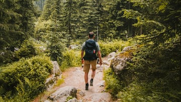 Los amantes de la montaña y las acampadas se han enamorado de la bolsa bandolera de Amazon impermeable y con puerto USB que puedes encontrar en su página web.