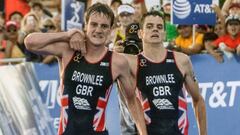 Alistair Brownlee ayuda a su hermano Jonathan Brownlee en la &uacute;ltima prueba de las Series Mundiales de Triatl&oacute;n disputadas en Cozumel, M&eacute;xico.