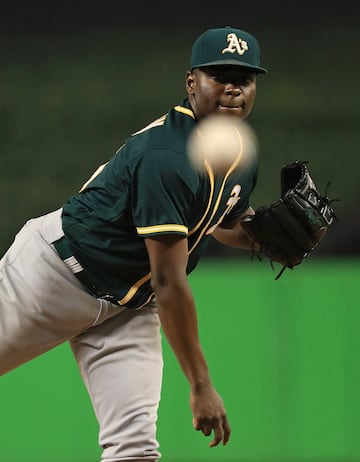 Jharel Cotton de los Oakland Athletics lanza la pelota durante el partido contra los Miami Marlins en el Marlins Park de Miami, Florida.