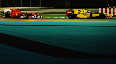 Cómo olvidar aquella última carrera de la temporada 2010 en Yas Marina. No lo harán ni los fans de Vettel, porque le dio su primer título, ni los de Alonso, porque se quedó sin el tercero por solo cuatro puntos después de una estrategia errónea de Ferrari que le dejó atrapado detrás de Petrov.  