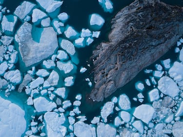 Icebergs provenientes del deshielo de un glaciar en el fiordo helado de Ilulissat, Groenlandia. Paisaje glaciar ártico declarado Patrimonio de la Humanidad por la Unesco.