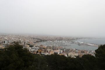 Vistas de Palma de Mallorca con la presencia de polvo sahariano desde el Castell de Bellver.