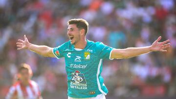Lucas Di Yorio festeja su gol con León en los minutos finales del partido contra Atlético de San Luis.