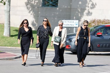 Familiares y amigos a su llegada al tanatorio de Tres Cantos donde se celebró el funeral por Caritina Goyanes.