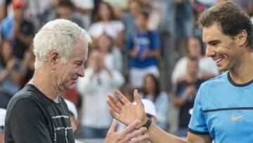 John McEnroe y Rafa Nadal se saludan tras un encuentro en Mallorca