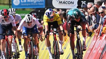 Van Aert, esta vez s¨ª, se impuso con ca¨ªda de Enric Mas