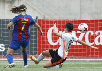 Gemma jugadora del Barcelona anota el gol 1-0 para su equipo