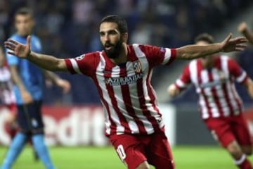 El centrocampista turco del Atlético de Madrid, Arda Turan celebra su tanto ante el Oporto