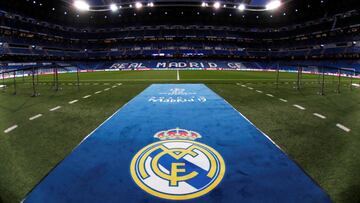 Escudo del Real Madrid sobre el césped del Estadio Santiago Bernabéu en un partido de Champions League.