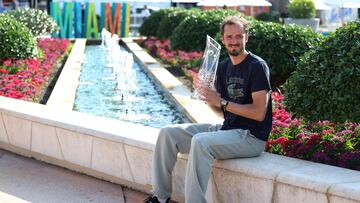 El tenista ruso Daniil Medvedev posa con el trofeo de campeón del Masters 1.000 de Miami.