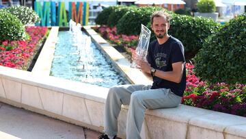 El tenista ruso Daniil Medvedev posa con el trofeo de campe¨®n del Masters 1.000 de Miami.