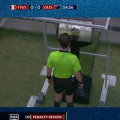 Y el VAR hizo su aparición: así concedió penalti a Griezmann