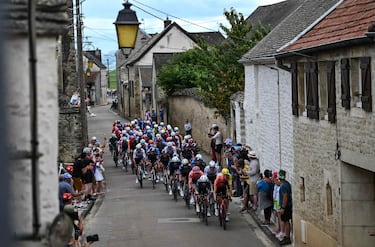 El pelotón, durante la sexta etapa, en la campiña de Borgoña.