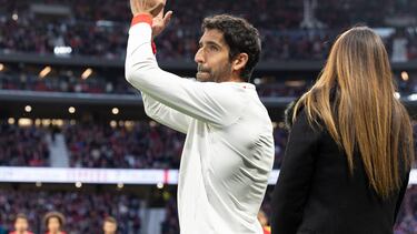 Raúl García saluda a la afición del Atlético.