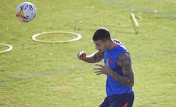 Mario Hermoso remata un balón durante el entrenamiento