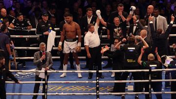 Anthony Joshua y Oleksander Usyk tras su combate.