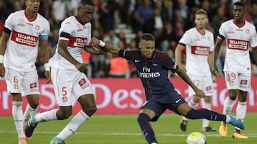 Paris Saint-Germain&#039;s Brazilian forward Neymar (3rd-R) kicks the ball and scores next to Toulouse&#039;s French defender Issa Diop (L) during the French L1 football match Paris Saint-Germain (PSG) vs Toulouse FC (TFC) at the Parc des Princes stadium in Paris on August 20, 2017. / AFP PHOTO / Thomas SAMSON