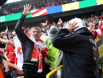 Grupos de hooligans de la selección turca y la georgiana se enfrentaron una esquina del Signal Iduna Park en los prolegómenos del partido que les enfrentaba. Los efectivos desplegados para el partido eran más de 3.000 ante la posibilidad de que hubiera altercados entre dos aficiones muy calientes.