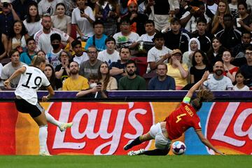 1-0. Klara Bühl marca el primer gol.