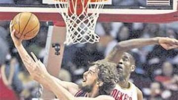 <b>VUELO EN CASA DE MUTOMBO. </b>Gasol, con uniforme 'retro', vuela sobre el nido de Mutombo.