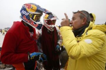 8ª Etapa: Uyuni e Iquique. El piloto español Marc Coma de KTM y el portugués Ruben Faría de KTM hablan con el director del Dakar, Etienne Lavigne, sobre las condiciones meteorológicas.