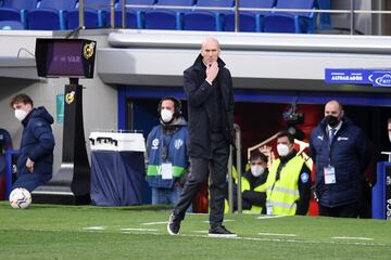 A su vuelta a los entrenamientos, y en la conferencia de prensa antes de medirse al Huesca, Zidane explota. Comienza muy comedido, pero salta tras varias preguntas sobre su futuro: “Lo primero es que yo soy responsable de la plantilla y de lo que pasa. No puedo decir más. El próximo año habrá que hacer cosas, pero este año repito que no nos merecemos esto, esta plantilla se merece dar la cara ante nuestra afición, pase lo que pase. Nadie se tira, vamos a pelear por nuestra afición. Los nuestros nos quieren mucho, quiere a su equipo, quiere verlo bien y jugar bien, y lo vamos a intentar. Vosotros (la Prensa) hacéis vuestro trabajo. Un día estoy fuera, otro día dentro, después fuera. Esta es la realidad, es lo que estáis haciendo. Me enfado para decir que vosotros hacéis vuestro trabajo y nosotros dentro hacemos el nuestro. Nosotros queremos pelear y tenéis que respetar un poco a este equipo”.